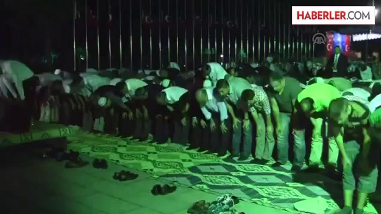 Müezzinoğlu, teravih namazını Şehitler Abidesi'nde kıldı -
