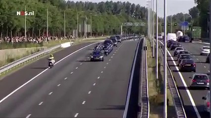Caravane de corbillards transportant les victimes du crash de l'avion Hollandais MH17. moment d'émotion intense!