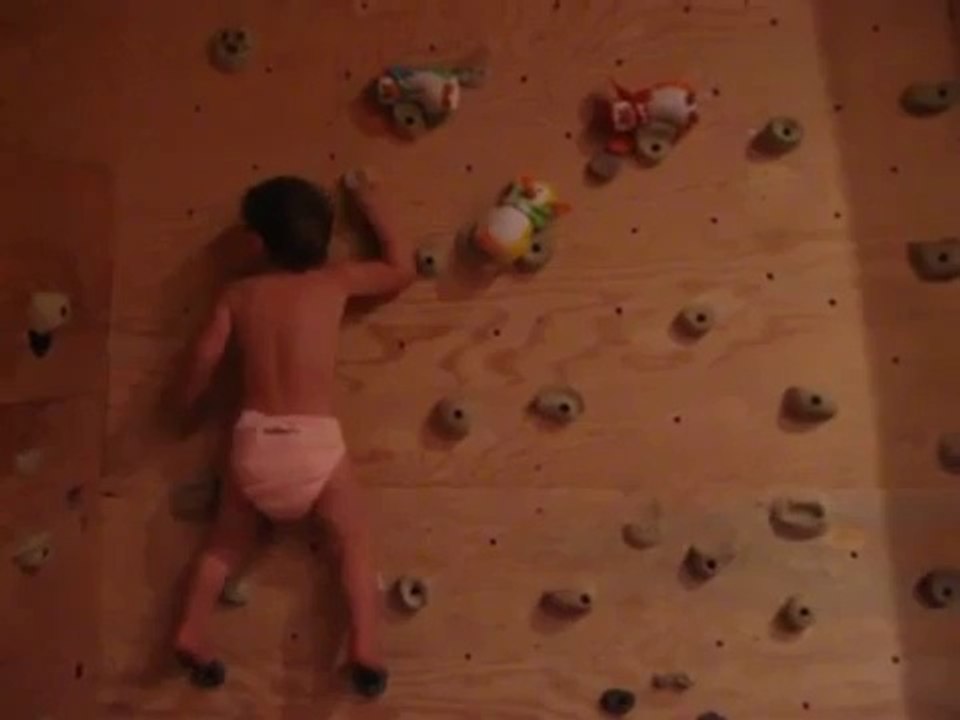 Incroyable un bébé fait de l'escalade ! A VOIR