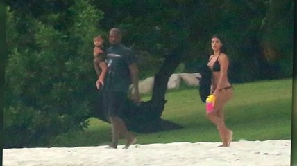 Kim Kardashian, Kanye West, y su amorosa familia en la playa