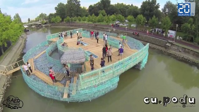 Un pont fait de bouteilles en plastique pour dénoncer la pollution