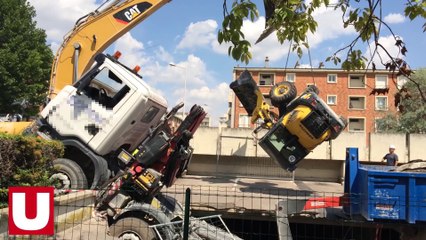 Une pelleteuse relève un engin de chantier effondré dans un parking souterrain à Reims