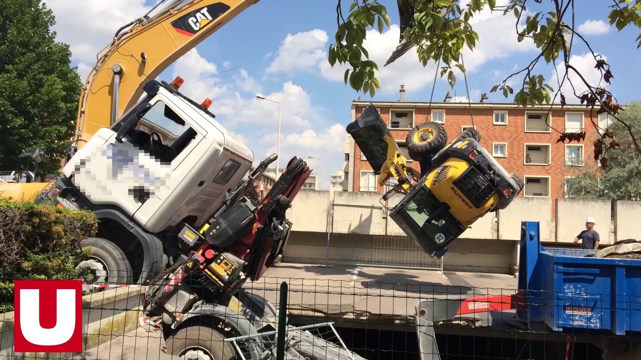 Une pelleteuse relève un engin de chantier effondré dans un parking souterrain à Reims