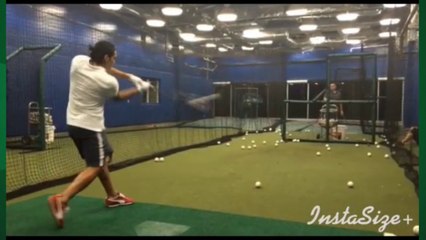 Opa! Falcao García quase acerta amigo jogando beisebol