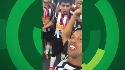 R10 grava comemoração do Galo dentro de campo