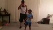 Un papa et sa fille dansent sur 