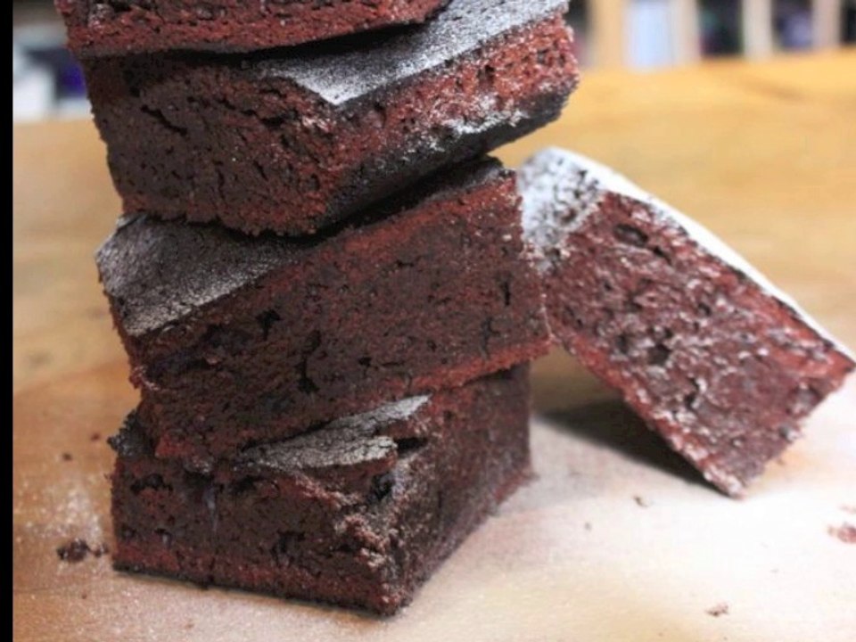 Black garlic chocolate brownies recipe. It's easy and delicious.