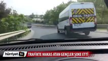 Trafikte makas atan gençler şoke etti