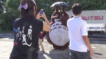 Ce papy a fait un totoro géant pour ses petites filles. Fan de Miyazaki!