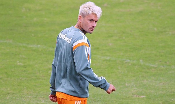 Incomodado? Sobis fica irritado com perguntas sobre Fred