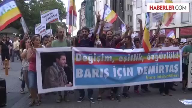 Barış İnisiyatifleri üyesi bir grup, Demirtaş için Tünel'den Galatasaray Lisesi'ne yürüdü -