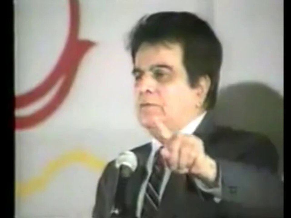 Rare clip of Dilip Kumar sharing his views about Imran Khan.