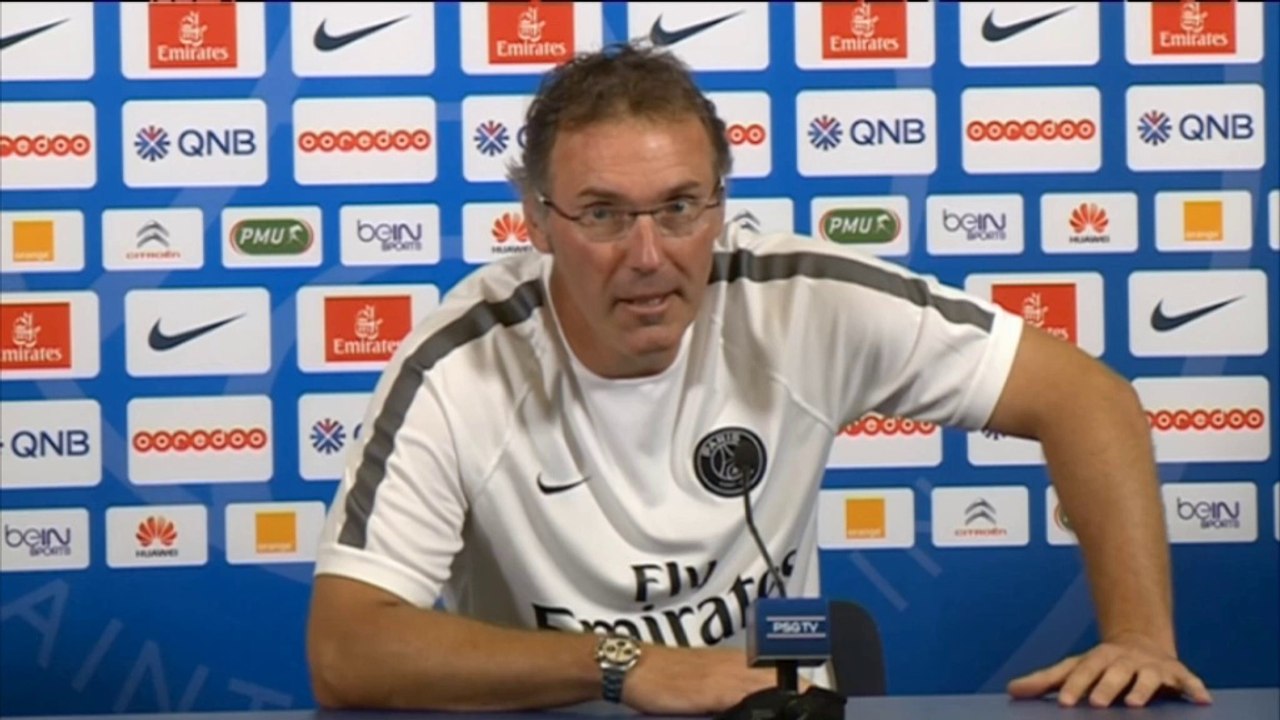 Blanc: "sitze auf gepackten koffern"