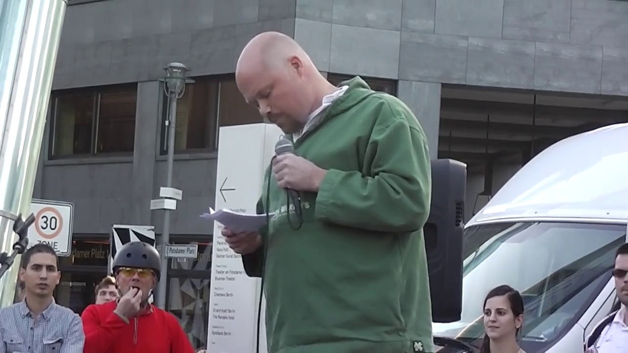 Mahnwache Berlin 23.06.2014 Harald redet über Vernetzung