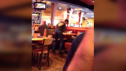 Serveur très énergique nettoie les tables d'un restaurant