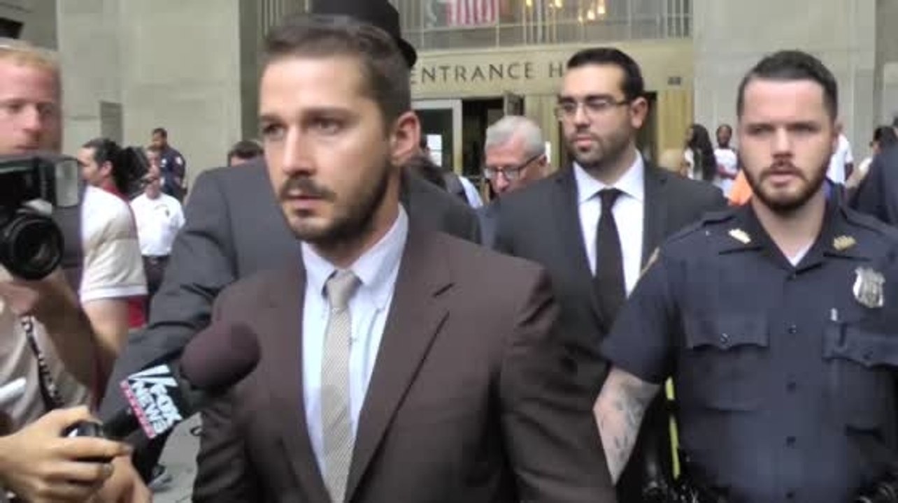 Shia LaBeouf wird beim verlassen des Gerichts in New York City befragt