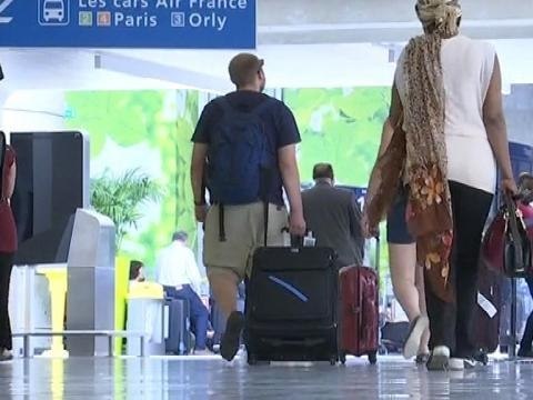 Crash d'Air Algérie: comment réagissent les voyageurs dans les aéroports? - 25/07