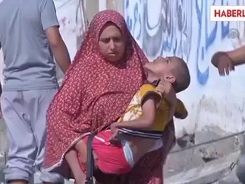 Vurulan evlerinden kaçan Filistinliler -