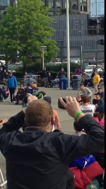 So hilarious football fan Face plant : 49ers Fan Eats Blitz's Pavement