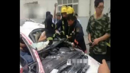 Üzerine 100 tonluk konteyner düşen otomobilden sağ çıktılar