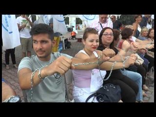 Download Video: Napoli - La protesta degli operatori O.S.S a Scampia (24.07.14)