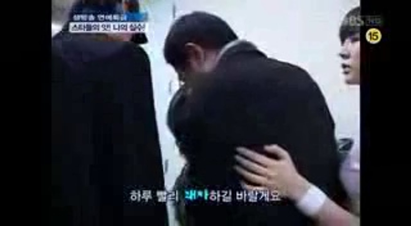 090227 SNSD Tiffany falling down the stairs   45th BaekSang Awards