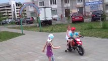 Un enfant drague les filles avec sa moto électrique