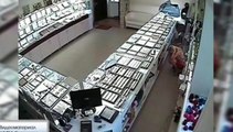 Rusya’da hırsızlar kuyumcu mağazasını bir dakikada soydu