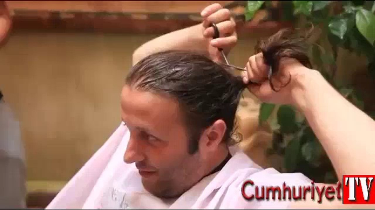 İlker Ayrık dört yıldır uzattığı saçlarını kendi eliyle kesti