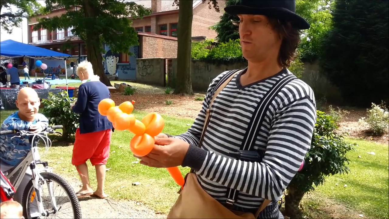 Sculpteur de ballons technique pour l'ours