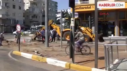 Patlayan Su Borusunun Açtığı Çukura Otomobil ile Görme Engelli Düştü