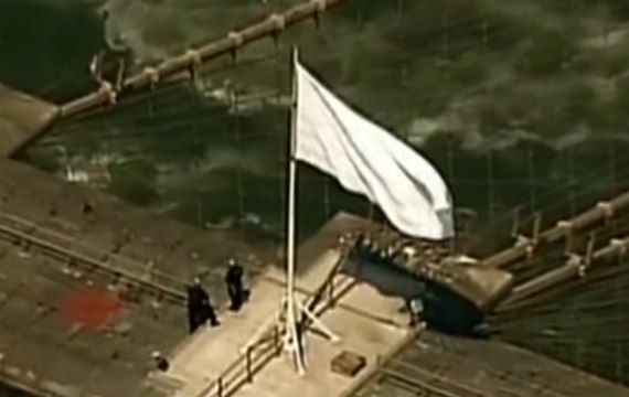 Un drapeau blanc sur le Pont de Brooklyn - ZAPPING ACTU HEBDO DU 26/07/2014