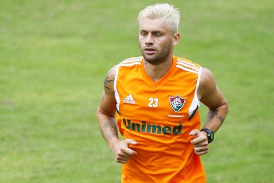 Sobis tira onda e humilha goleiro em treino de faltas