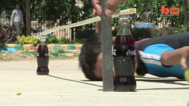 Record du monde de limbo en roller : un enfant de 6 ans passe en dessous de 39 voitures!