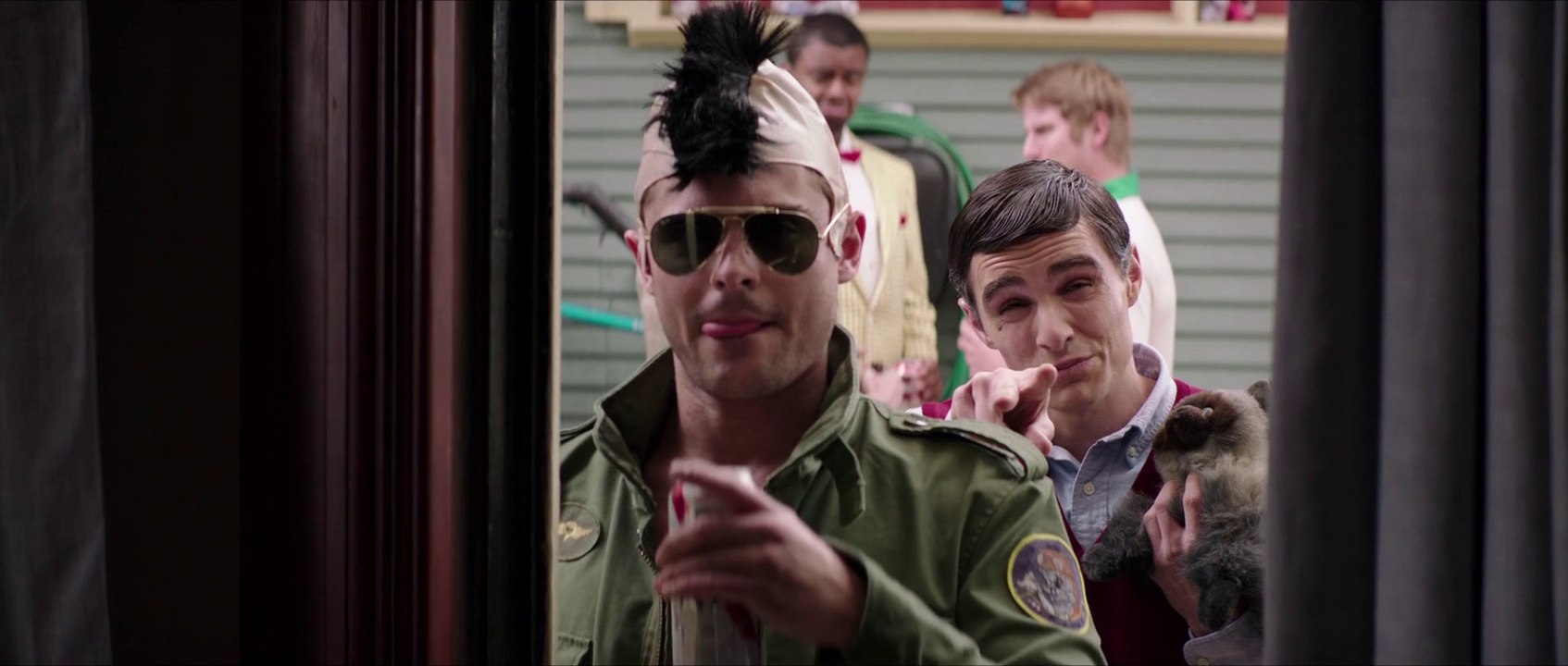 Nos Pires Voisins / Extrait 2 VF « Soirée Robert De Niro chez Delta Psi » [Au cinéma le 6 août]