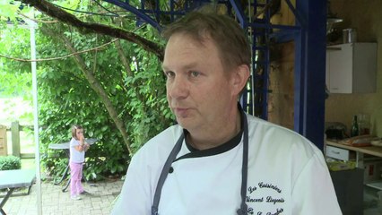 Le poisson de Dombes veut faire mordre à l'hameçon