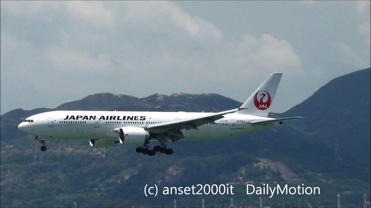 Boeing 777 Japan Airlines Flight JL029 from Tokio Landing in Hong Kong Airport