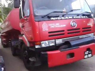 il fait Demi-tour comme un boss avec un camion-citerne ! respect