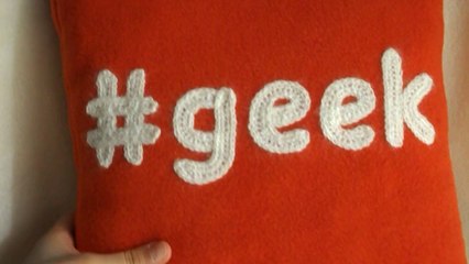 REWIEW red geekery pillow - Hashtag geek (live long video)