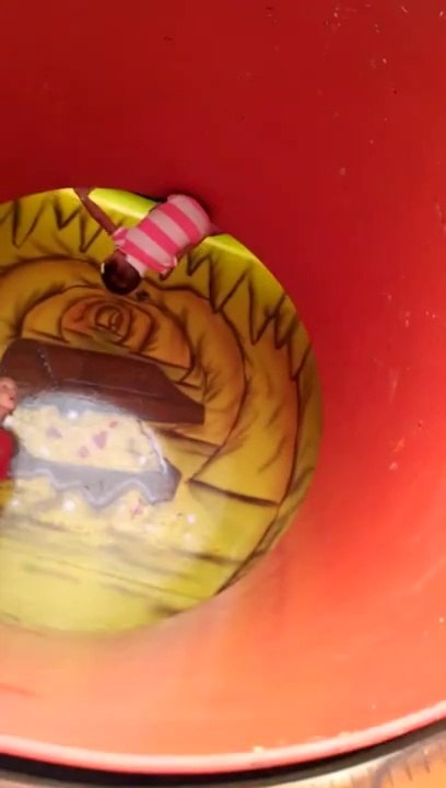 Petite fille piégée dans une attraction fait un 360° tête en bas au dessus du vide!