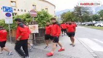 Bordo-mavili takım, kamp yaptığı Hall in Tirol kasabasını gezdi
