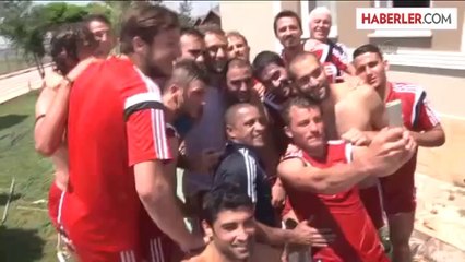 Futbolcular, Carlos'u röportaj sırasında havuza bıraktı -