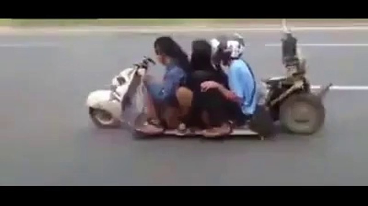 Moto muito estranha com lugar para 3 pessoas…
