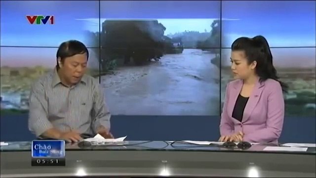 Journaliste agacé par son téléphone. aller on le balance!