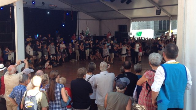 Le concours de danse attire la foule