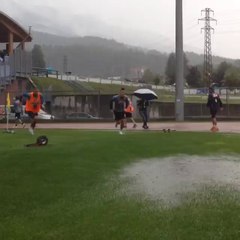 Jogadores do Napoli se divertem em campo molhado