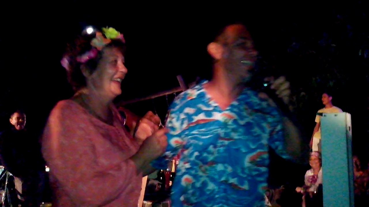 Anniv Gilbert 18. Gilbert et Babeth dansent. 14/06/14