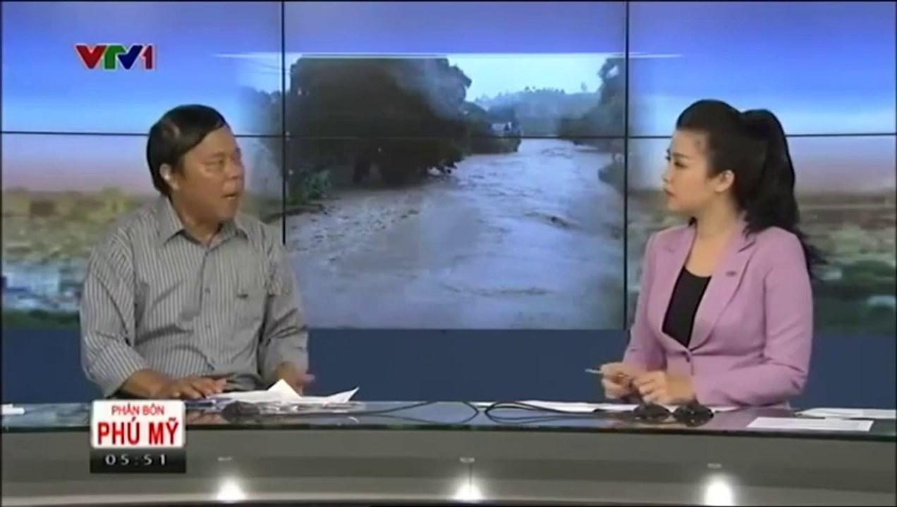 Un journaliste dérangé par son téléphone sur un plateau télé