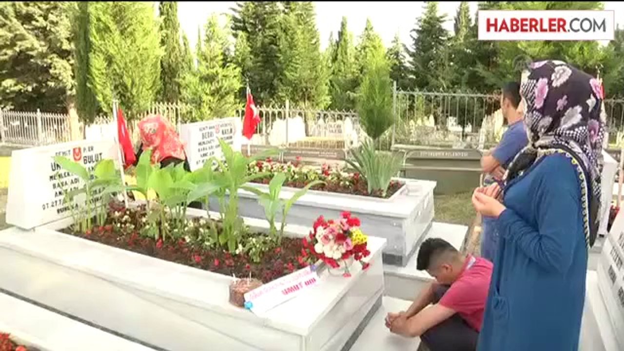 Şehit oğlunun doğum gününü mezarı başında kutladı -