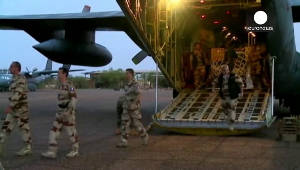 Hollande declares three days of mourning over Air Algerie crash